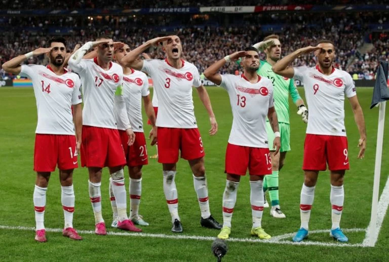UEFA: Δεν τιμωρεί τους Τούρκους για τους στρατιωτικούς χαιρετισμούς